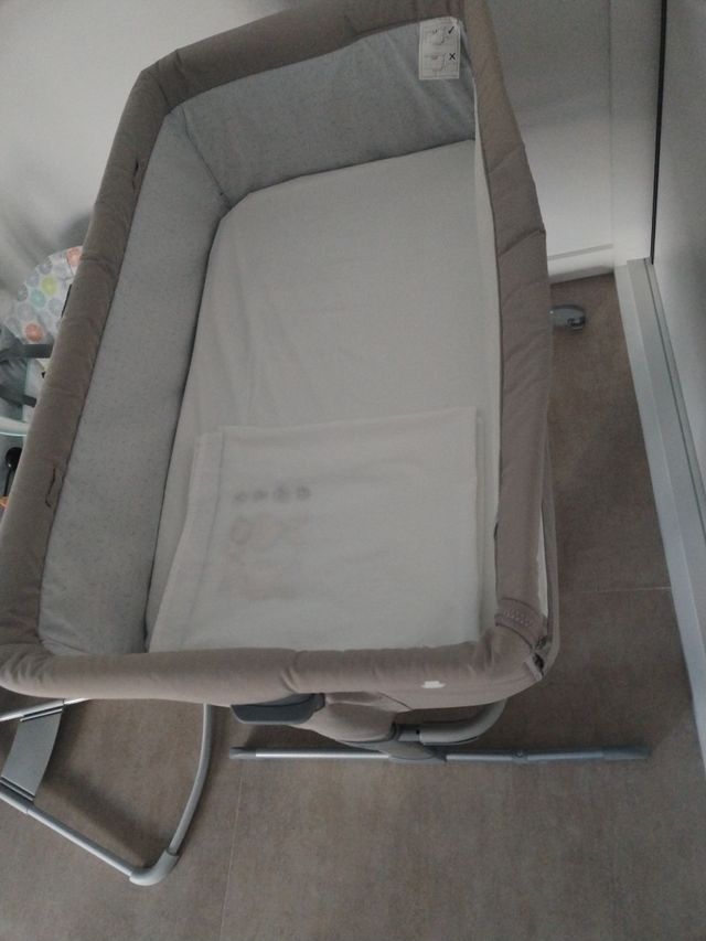 Minicuna Chicco para bebés con colchón sin usar.