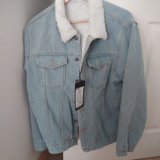 Cazadora vaquera azul claro con forro interior 