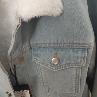 Cazadora vaquera azul claro con forro interior 