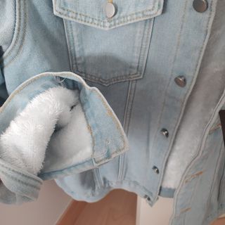Cazadora vaquera azul claro con forro interior 