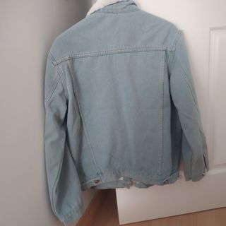 Cazadora vaquera azul claro con forro interior 