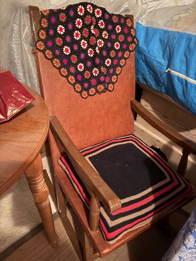 Mecedora antigua de madera