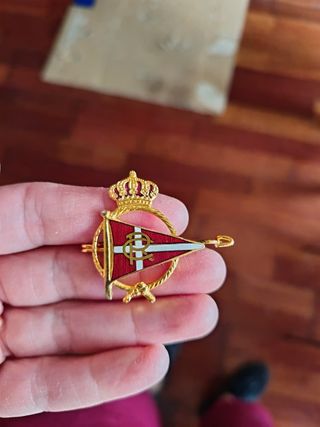 Pin Regatas Cartagena: Broche dorado
