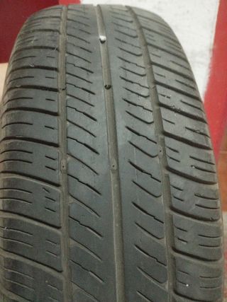 Neumático Dunlop 175/65 R14 usado