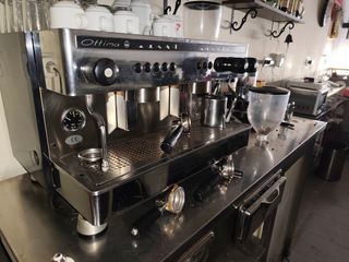 Cafetera automática profesional Óptima 6 años uso
