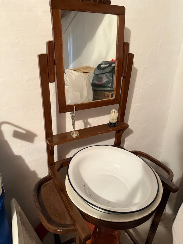Antiguo mueble lavabo de madera