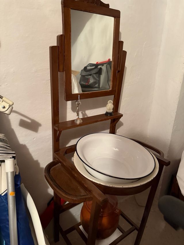 Antiguo mueble lavabo de madera