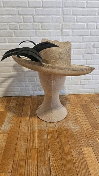 Pamela sinamay beige-negro, alta costura