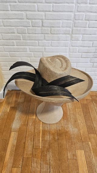 Pamela sinamay beige-negro, alta costura