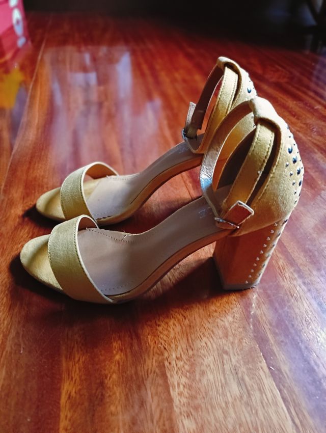 Sandalias mostaza tacón