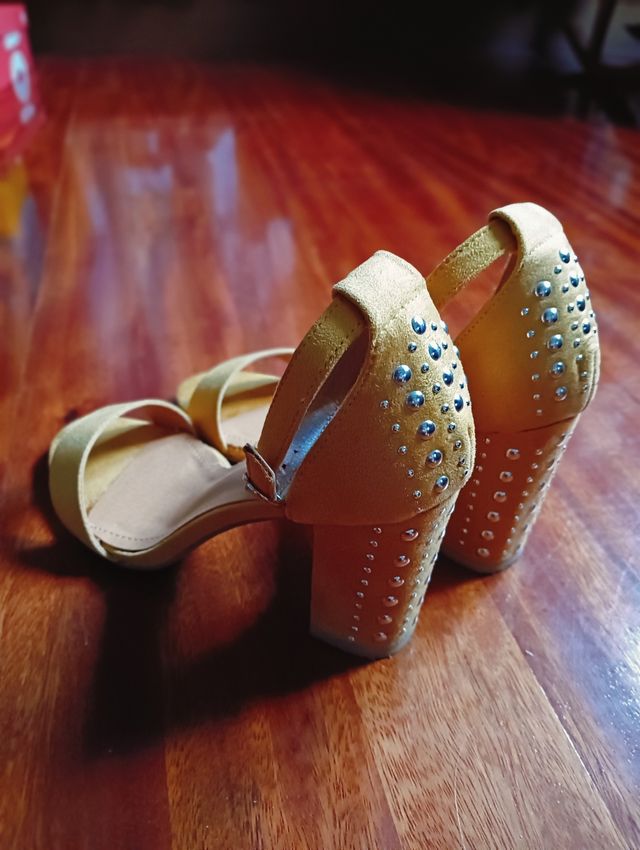 Sandalias mostaza tacón