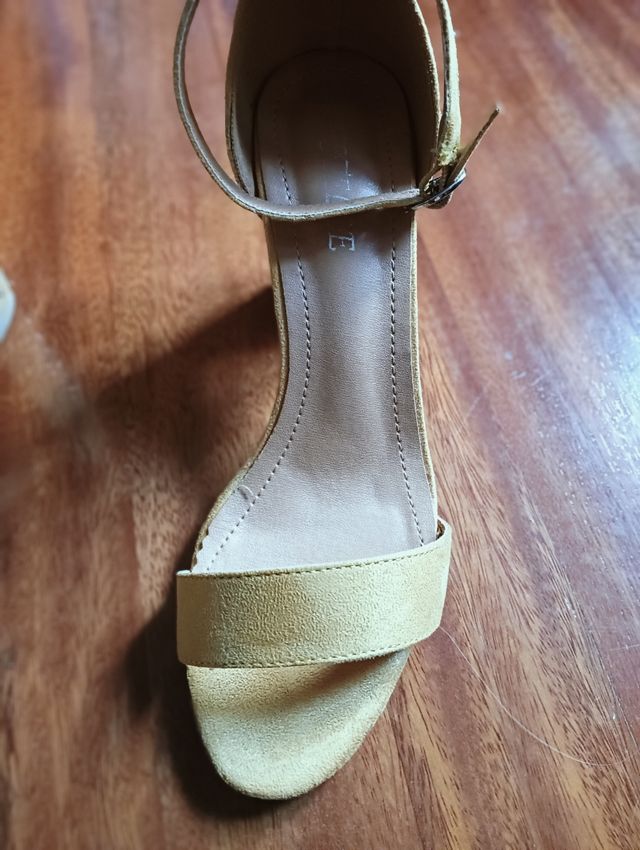 Sandalias mostaza tacón