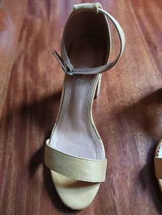 Sandalias mostaza tacón