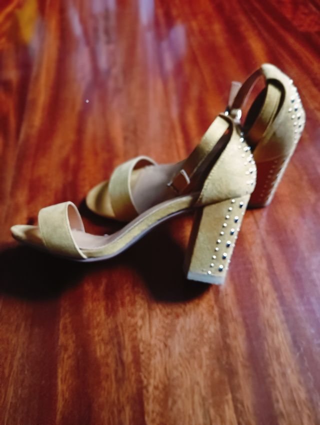 Sandalias mostaza tacón