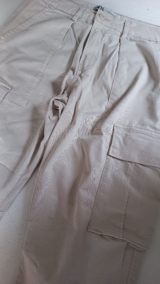 Pantalones Cargo Zara Beige.  Talla 40