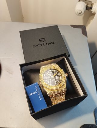 Reloj Skyline dorado con brillantes iced out