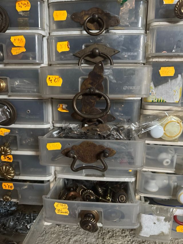 Pomos restos de tienda