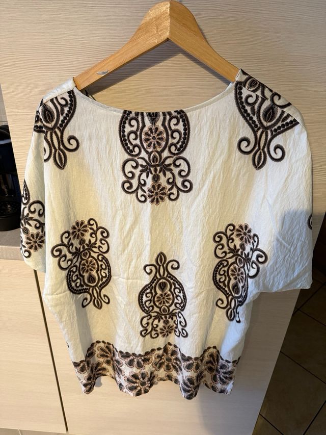 Maglia estiva bianca ricamata