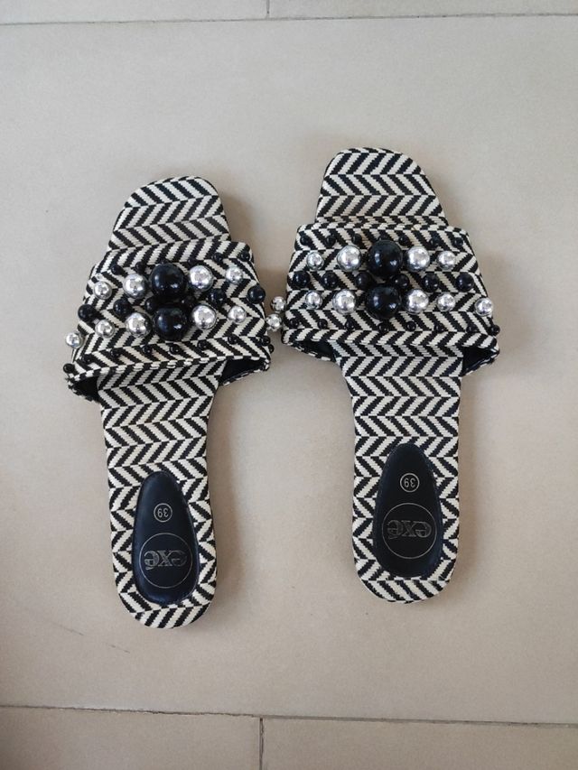 Sandalias exe negras y plateadas 39