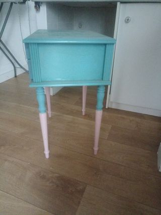 Mesita de noche | madera | rosa-turquesa
