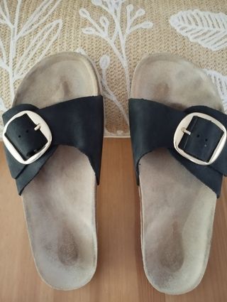 Sandalias negras con hebilla dorada