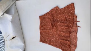Falda corta marrón y blanca