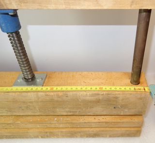 Prensa de tornillo de madera para sacar cajos