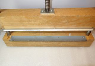 Prensa de tornillo de madera para sacar cajos