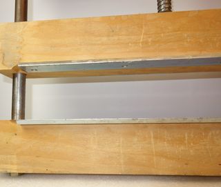 Prensa de tornillo de madera para sacar cajos