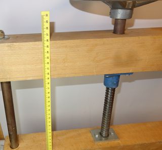 Prensa de tornillo de madera para sacar cajos