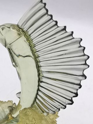 Preciosa figura de pez sobre ola cristal de Murano