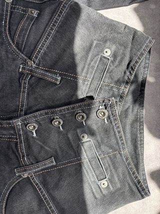 Top coral pedrería + vaqueros vintage