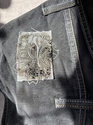 Top coral pedrería + vaqueros vintage