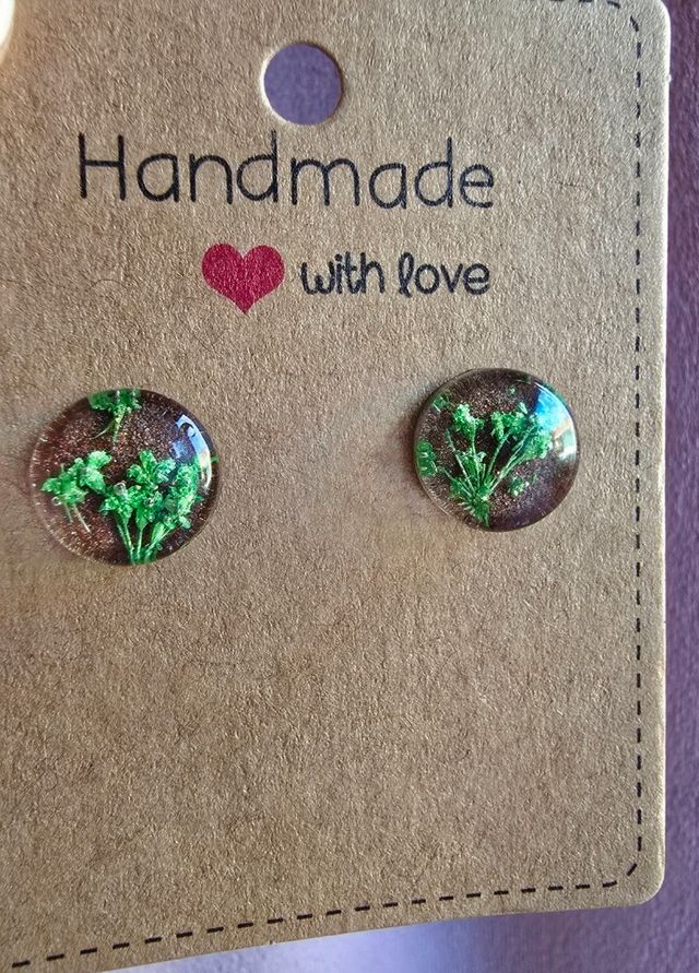 Pequeños jardines colgando de tus oídos.