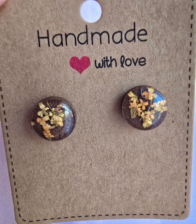 Pequeños jardines colgando de tus oídos.