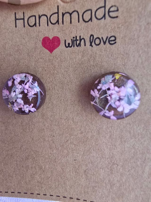 Pequeños jardines colgando de tus oídos.