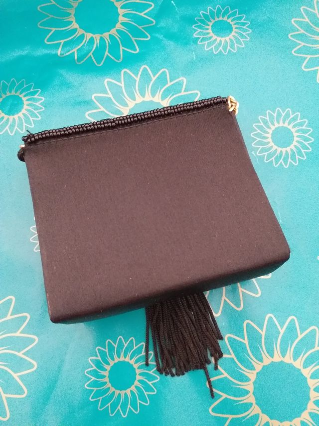 Bolso negro con cadena dorada