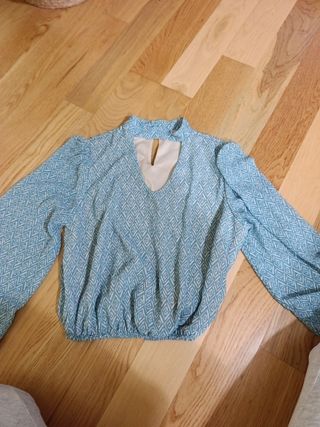 Blusa azul y blanca estampada talla xs