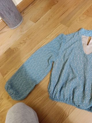 Blusa azul y blanca estampada talla xs