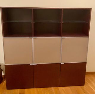 Muebles de salón marrón wengué y cristal topo