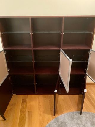 Muebles de salón marrón wengué y cristal topo