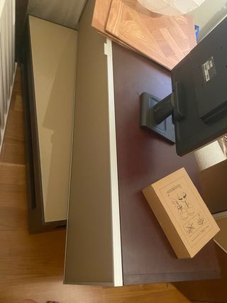 Muebles de salón marrón wengué y cristal topo