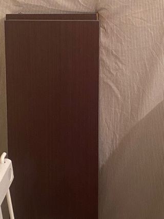 Muebles de salón marrón wengué y cristal topo