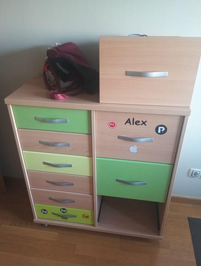 Cómoda infantil 105x93x41cm
Base con ruedas.