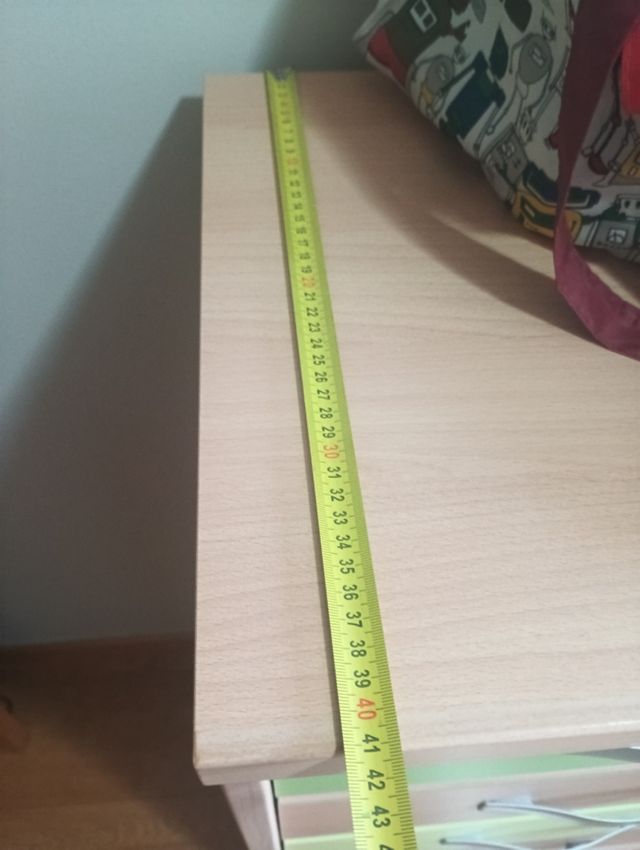 Cómoda infantil 105x93x41cm
Base con ruedas.