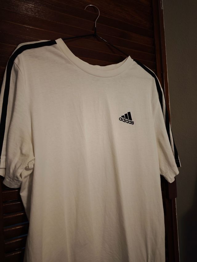 Camiseta Adidas blanca c/rayas