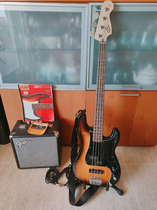 Bajo Squier Affinity + Amplificador Fender Rumble