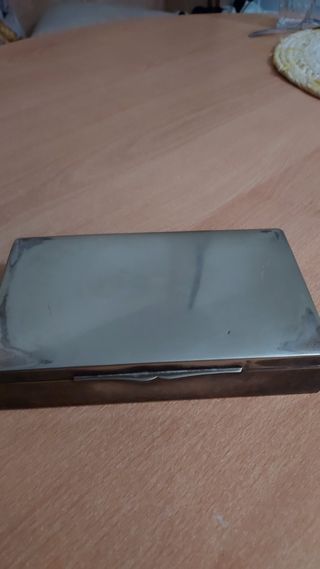 Caja metálica plateada