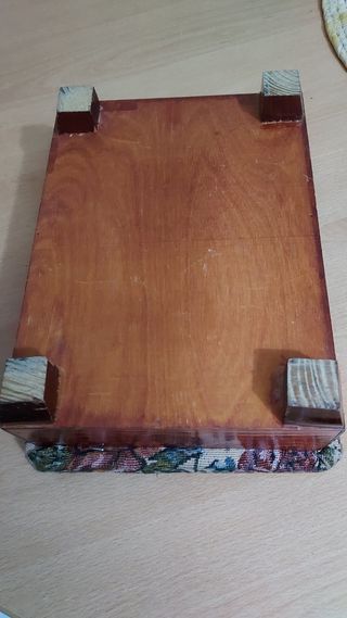 Caja metálica plateada