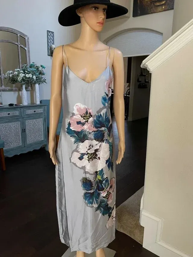 Vestido Lencero Satinado Largo Gris Plata Flores